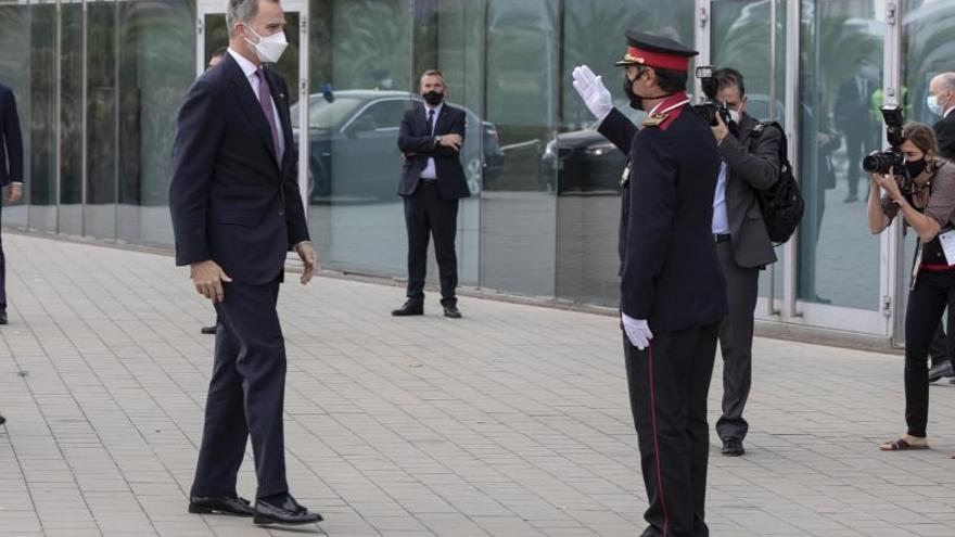 El major dels Mossos Josep Lluís Trapero saludant Felip VI la setmana passada a Barcelona. | FERRAN NADEU