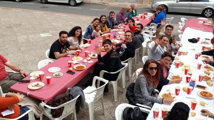 La comida en la plaza del Ayuntamiento de Sax