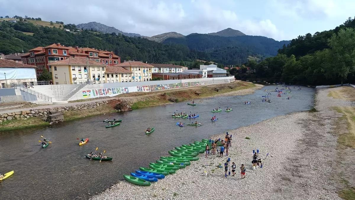 Canoas en el Sella, en Arriondas.