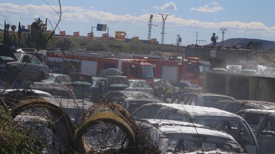 Arden más de 50 coches en un desguace de Dolores