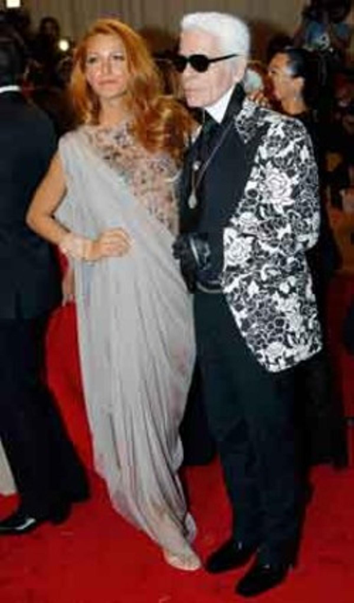 La actriz Blake Lively junto al diseñador Karl Lagerfeld.