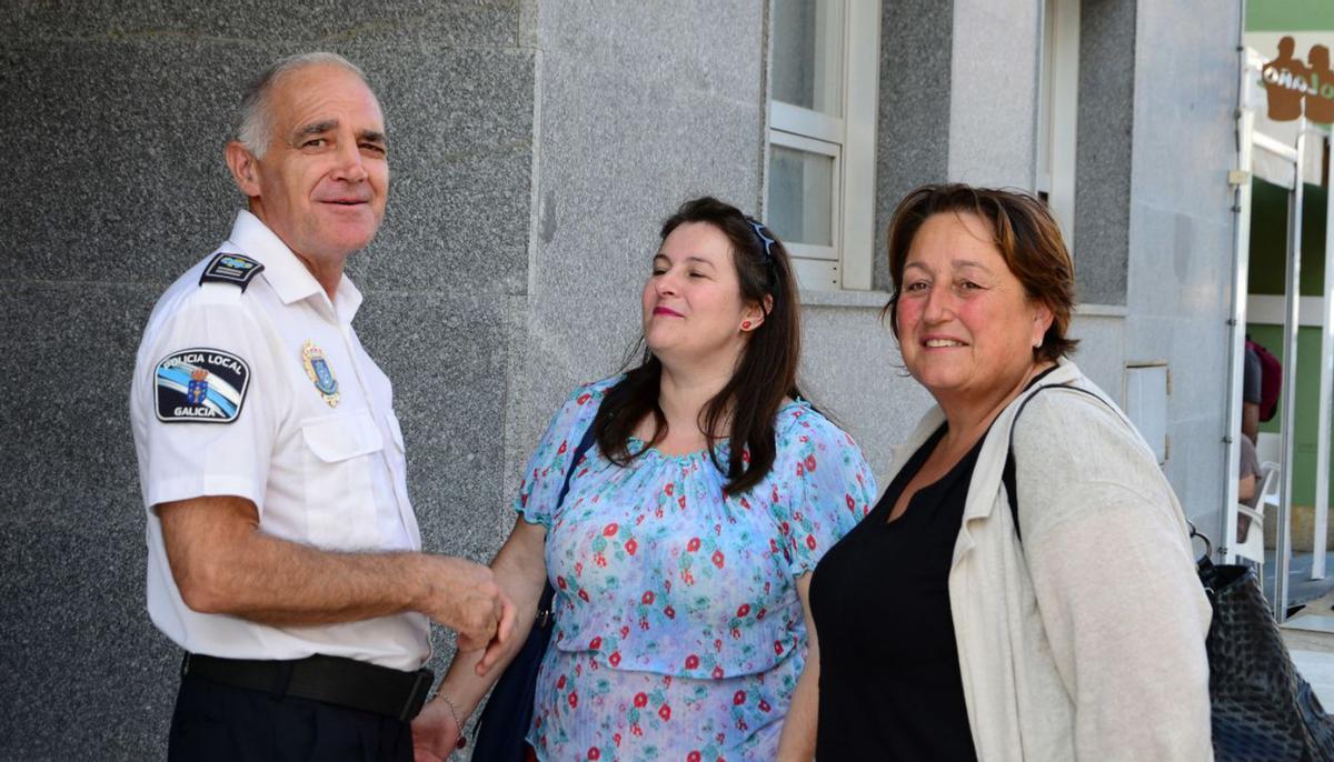 El jefe de la Policía Local de Cangas, con la alcaldesa y la concejala de Policía.   | // GONZALO NÚÑEZ 