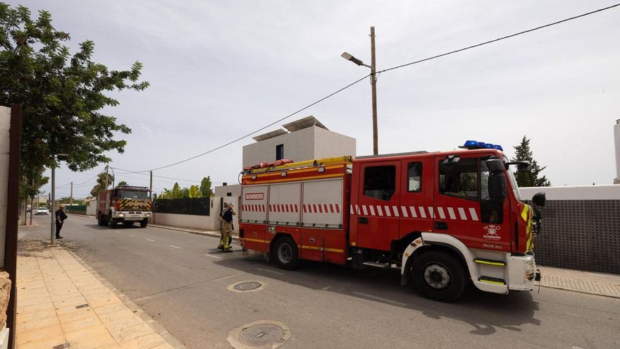Arde el jardín de una vivienda de sa Carroca, en Sant Josep