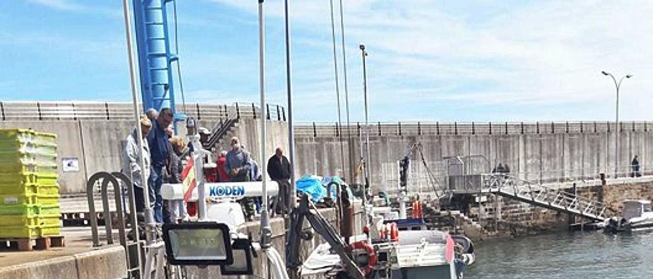 Un barco con cajas de caballa, amarrado en Asturias, en una costera de más abundancia que la actual.