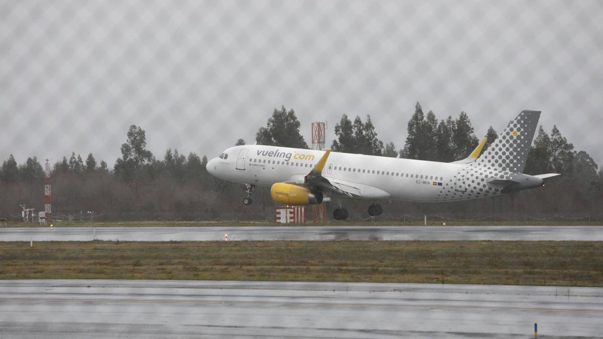 Un avión aterriza en el aeropuerto de Lavacolla, en Santiago