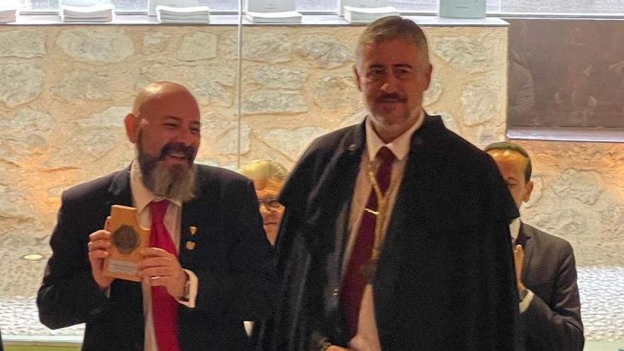 Enrique García Albelda, que glosó la investidura, junto al presidente de la Cofradía, Jesús Pellicer Martínez.