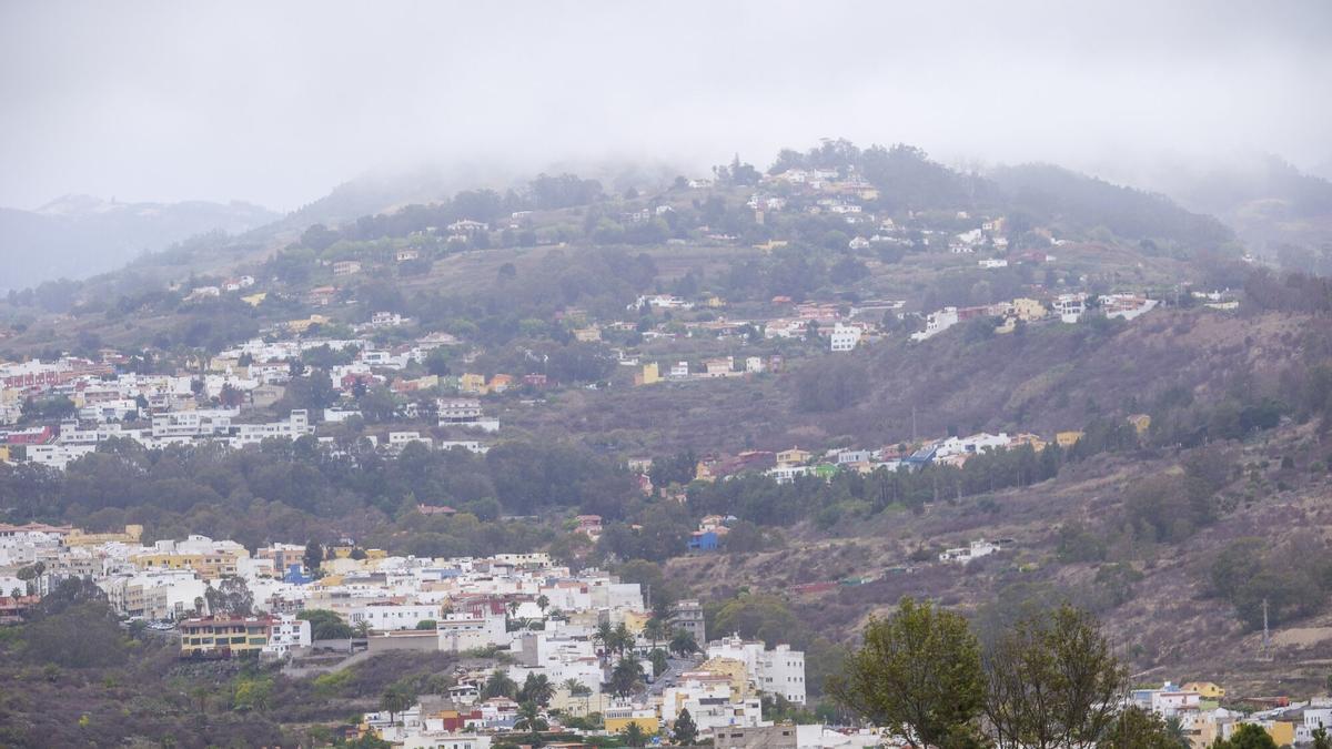 Vista de las montañas de Teror y Valleseco entre nubes.