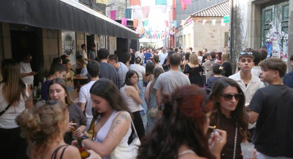 Ambiente en el tardeo de la
Zona dos Viños con sesión DJ. | BERNABÉ/ AMANDA CASTRO
