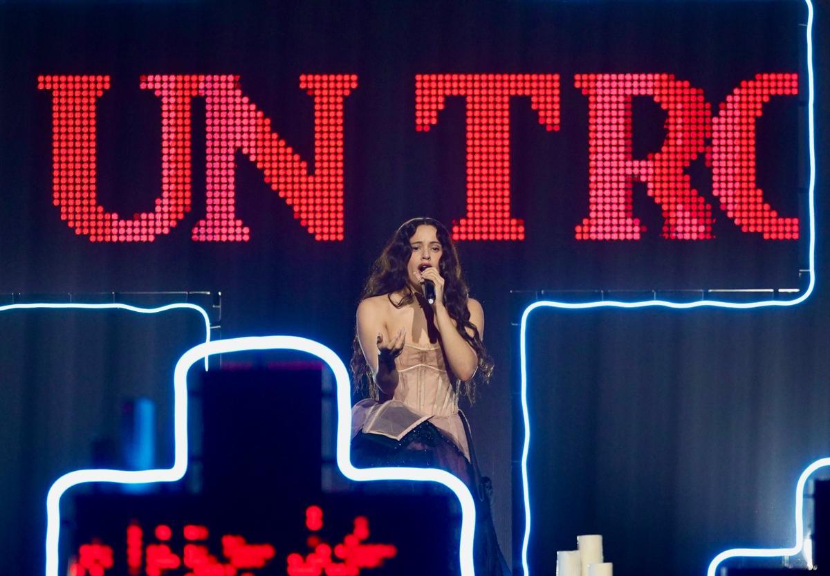 Rosalía durante su actuación en los 40 Music Awards en el Roig Arena