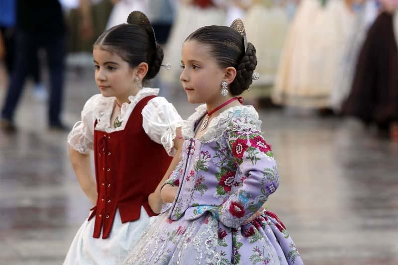 Dansà infantil en la plaza de la Virgen
