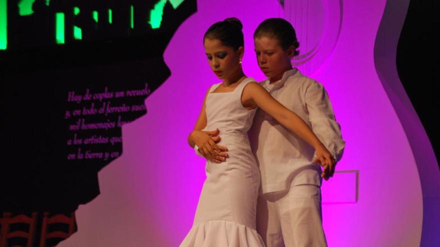 Dos alumnos de la Escuela Municipal de Flamenco de Torre Pacheco.