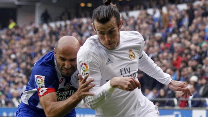 El lateral grancanario Manuel Pablo trata de frenar a Bale en Riazor.