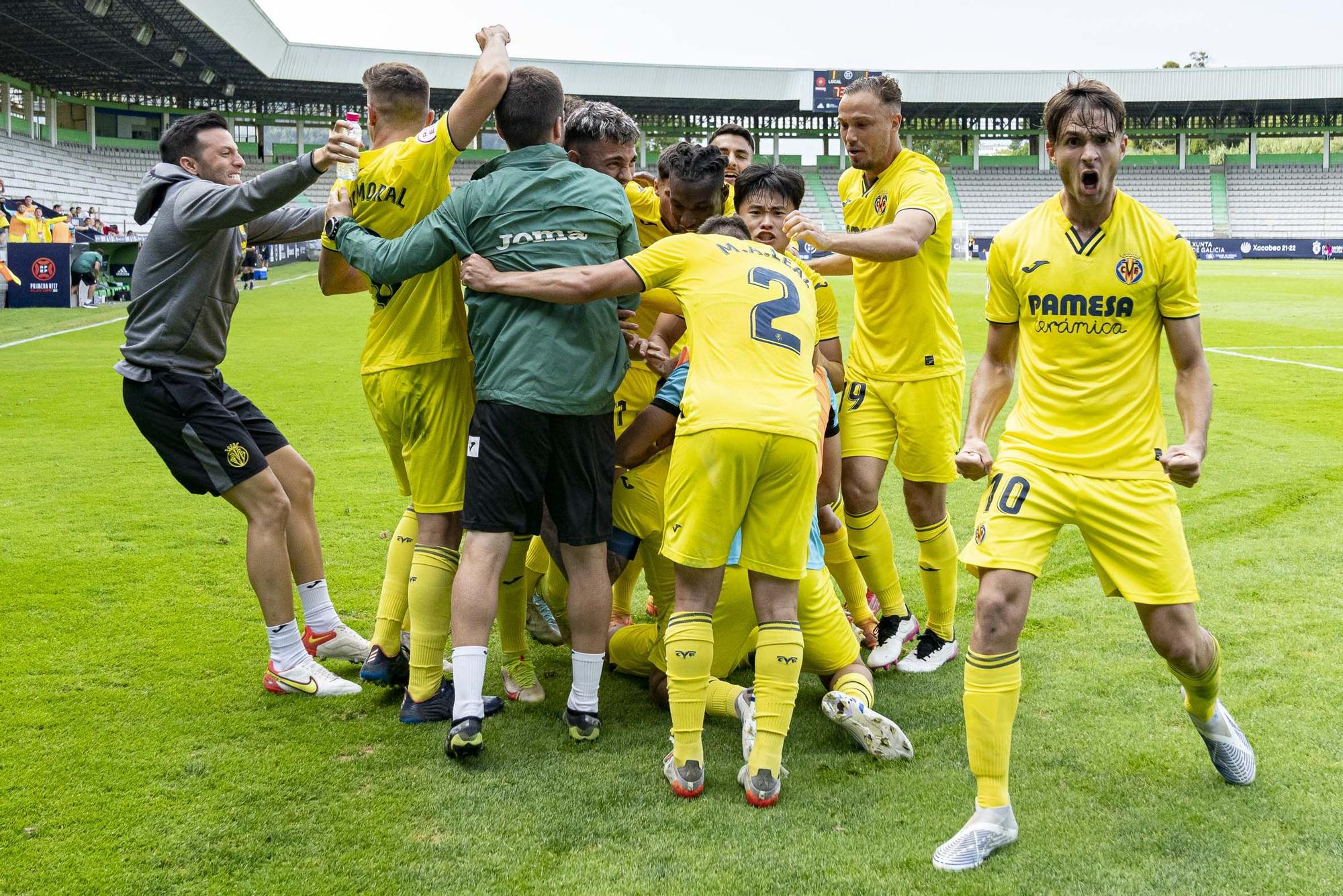 Celebración en A Malata del triunfo del Villarreal B ante el Logroñés. 7.jpg