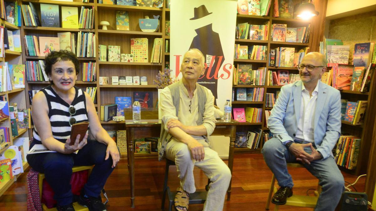 María Armesto, Xaquín del Valle-Inclán y Antonio González en la librería Wells.