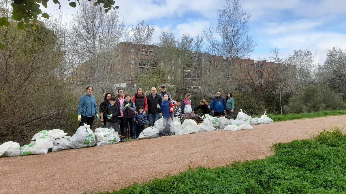 Vecinos de Fátima, este sábado tras la recogida de basura en el arroyo Pedroches.