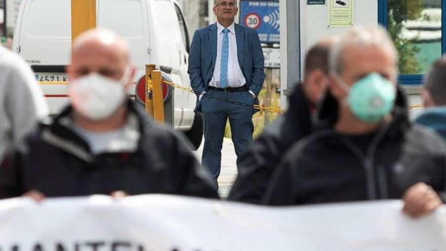 Jaime Arbolés, asesor de Riesgo, observa cómo los trabajadores cortan el acceso a la factoría de Avilés.