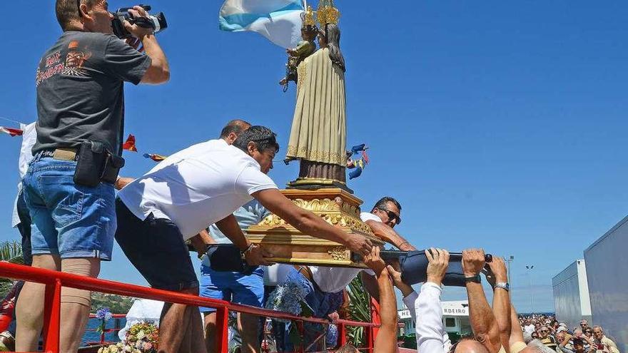 Un momento de la procesión del año pasado, con el embarque de la imagen en el barco. // G.Núñez