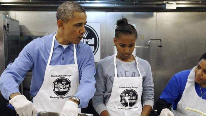 La familia Obama se pone el delantal y cocina para los más necesitados