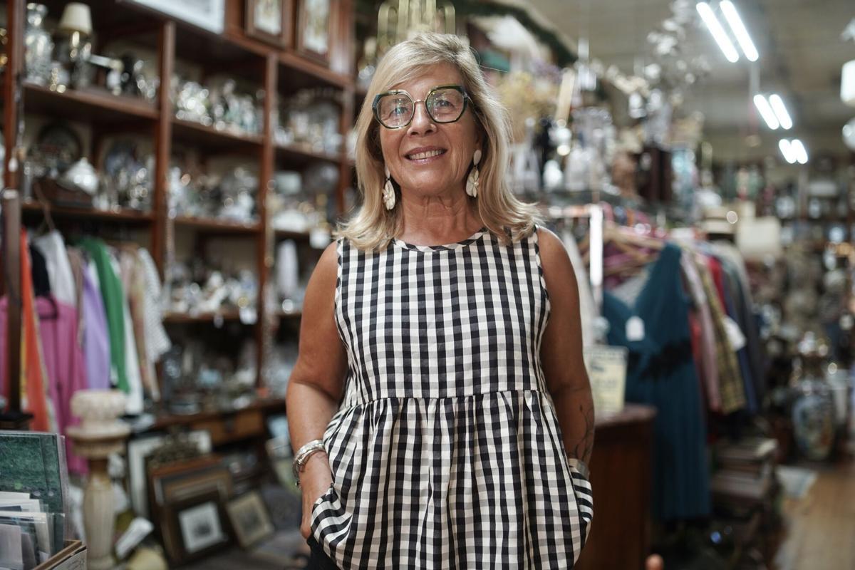 Mercedes Rosende, en el interior de su tienda de antigüedades y objetos de segunda mano.