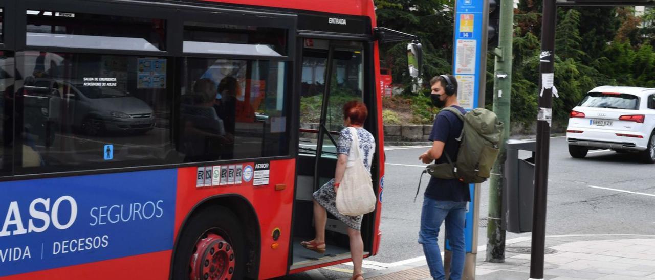 Usuarios suben a un bus urbano en Cuatro Caminos. |   // VÍCTOR ECHAVE
