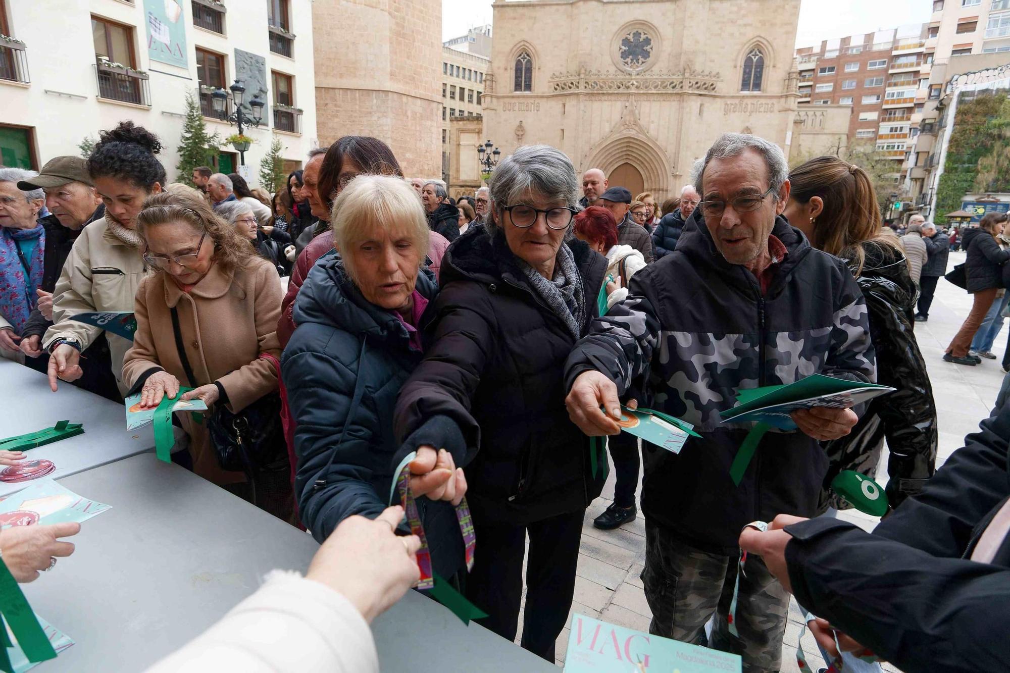 Galería de imágenes: Reparto del 'llibret' de las fiestas de la Magdalena