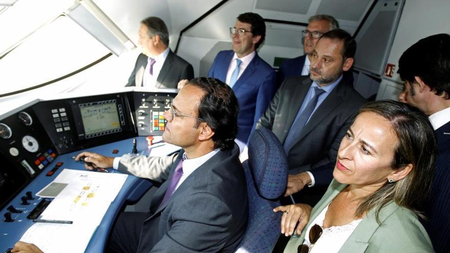 El ministro de Fomento (c), junto a Fernández Mañueco, Alfonso Rueda y Ethel Vázquez, ayer, en la cabina de mando del tren de pruebas.