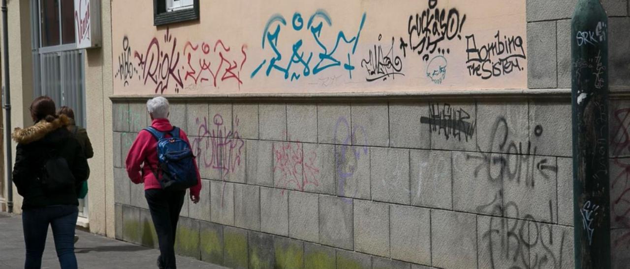 Unas pintadas en la calle Viana, en una imagen de archivo.