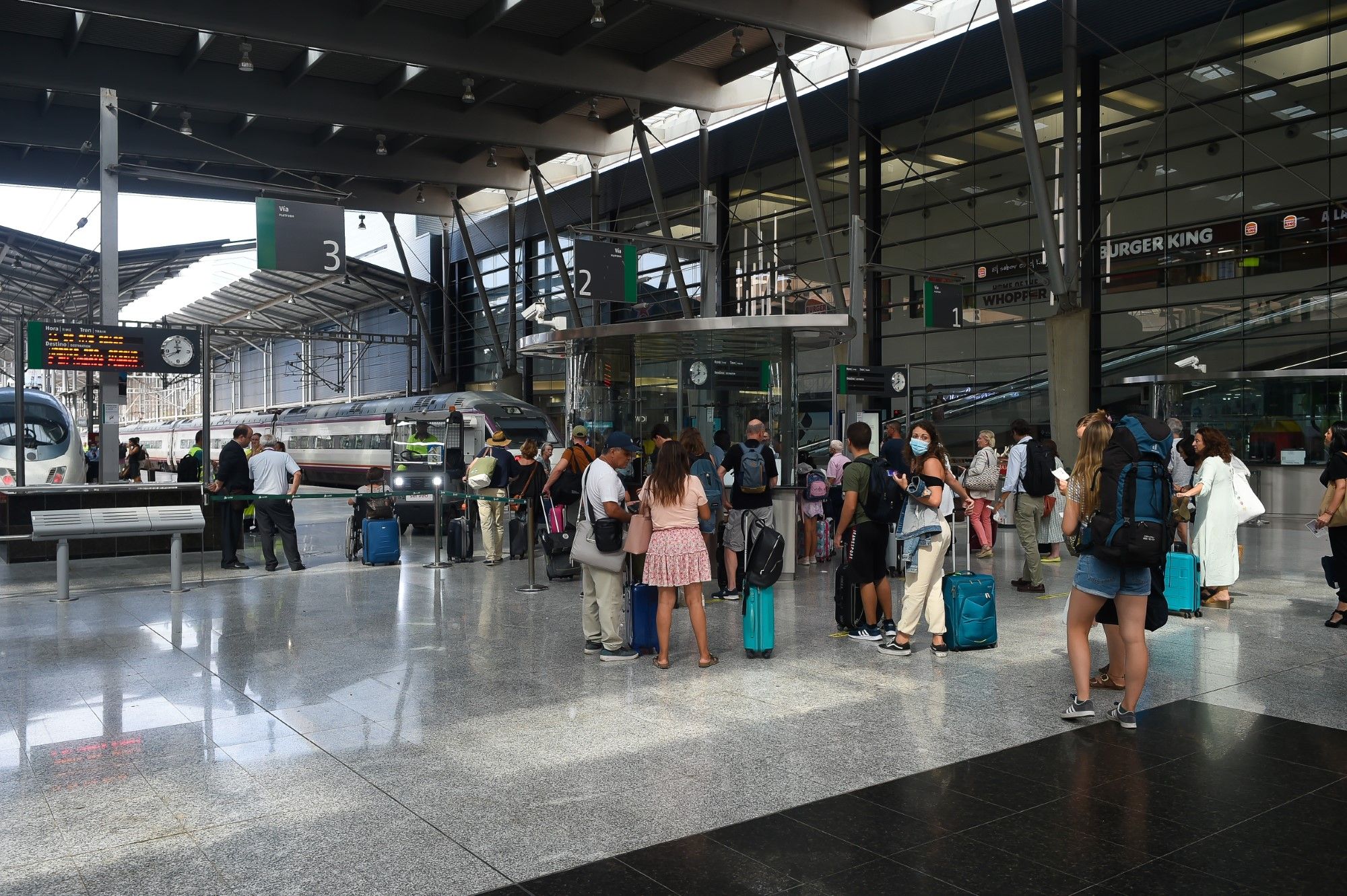 Ya se pueden adquirir los nuevos abonos gratuitos del Cercanías en la estación María Zambrano