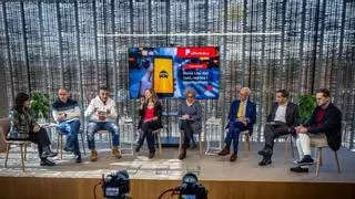 Administraciones, conductores y empresas debaten la ley del taxi en un encuentro inédito de EL PERÓDICO