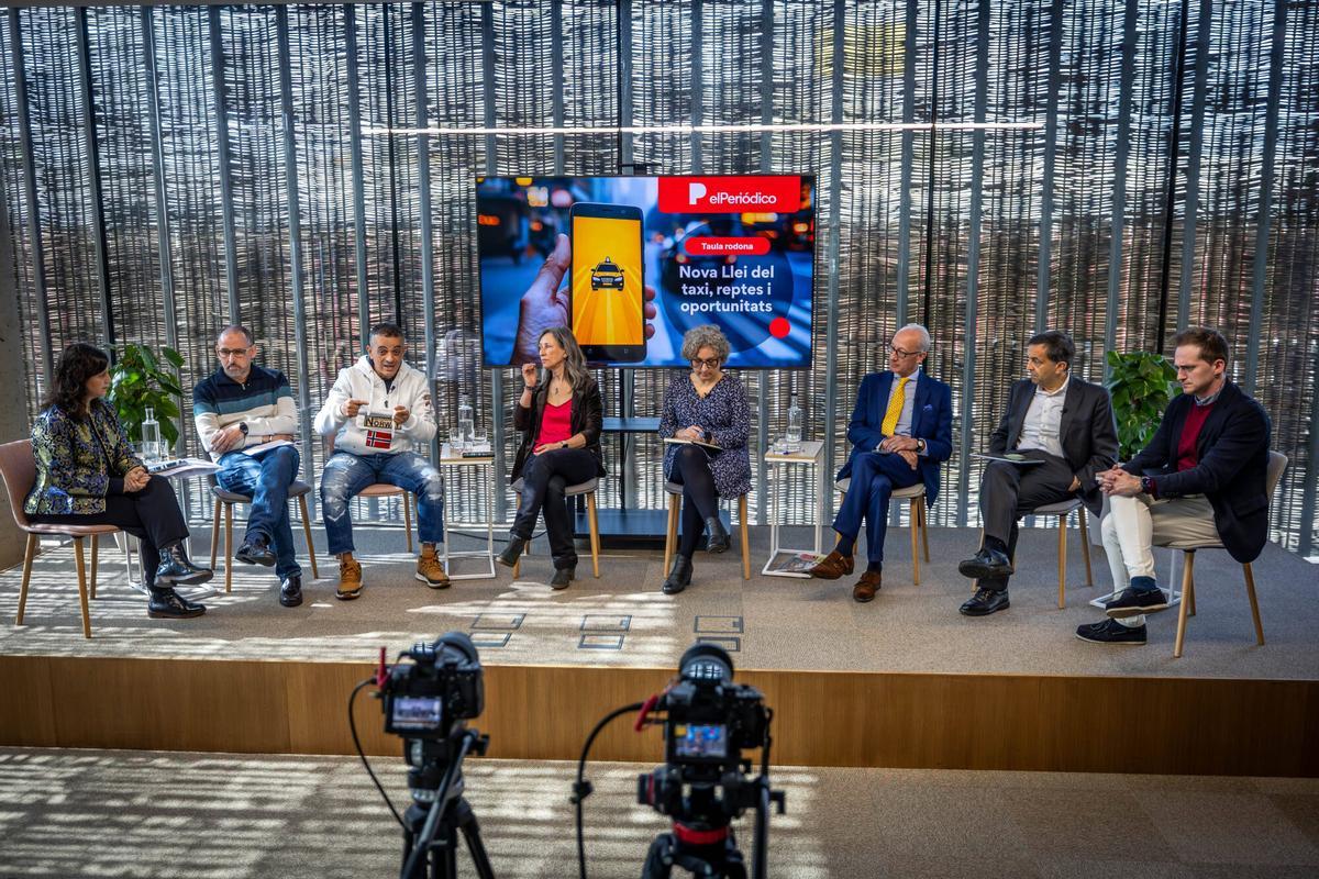 Barcelona 13/03/2026 Barcelona. Debate en El Periódico sobre la ley de taxi y las VTC,que empieza a tramitarse. La mesa redonda está compuesta(de izquierda a derecha) por Mohammed Yasser Boubekri (miembro del sindicato SLT),Tito Álvarez (portavoz de Élite Taxi),Susi López(directora general de Transports i Mobilitat de la Generalitat de Catalunya),Lídia Torres(directora de Serveis de Mobilitat del Ayuntamiento de Barcelona,Jose Manuel Berzal(presidente de Unauto),Joan Blancafort(portavoz de 'Mou-te per Barcelona') y Juan Luis Fernández (responsable de Polítiques Públiques de la empresa Bolt). AUTOR: JORDI OTIX