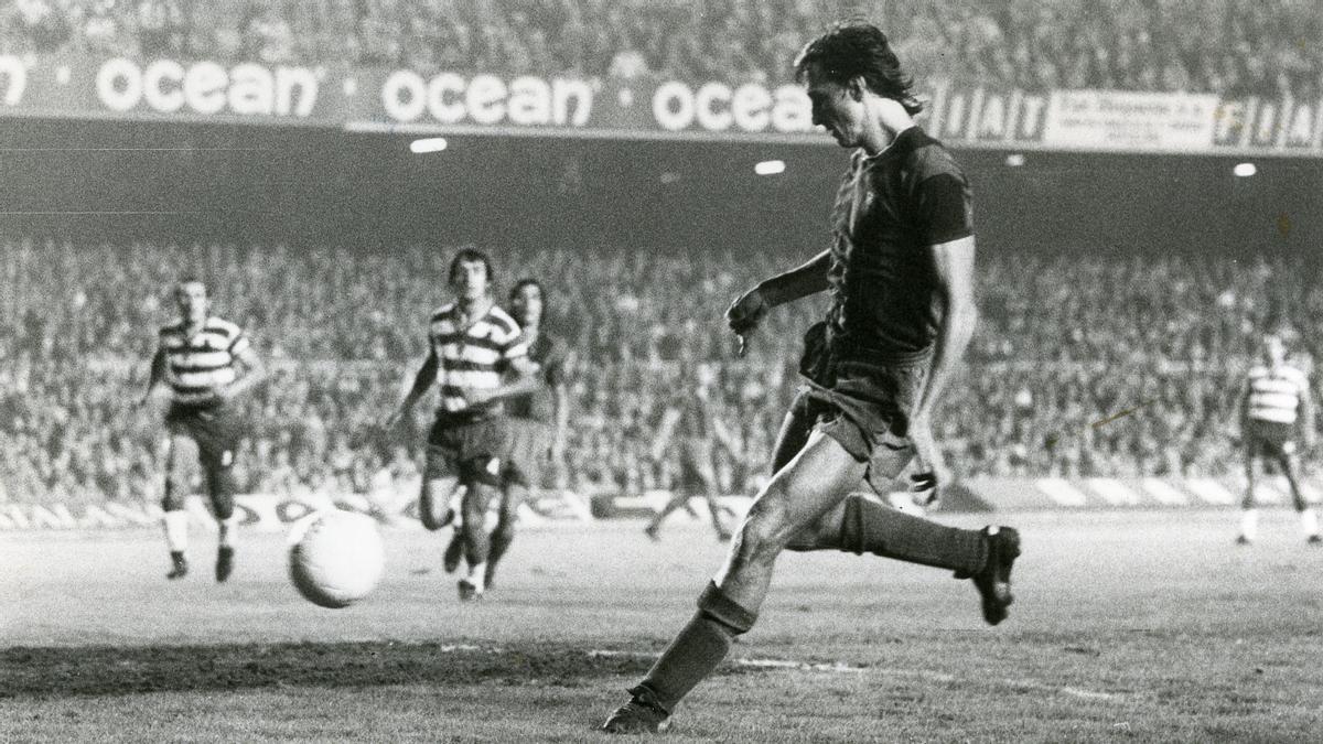 Johan Cruyff marca uno de los dos goles que anotó ante el Granada el día de su debut el 28 de octubre de 1973.