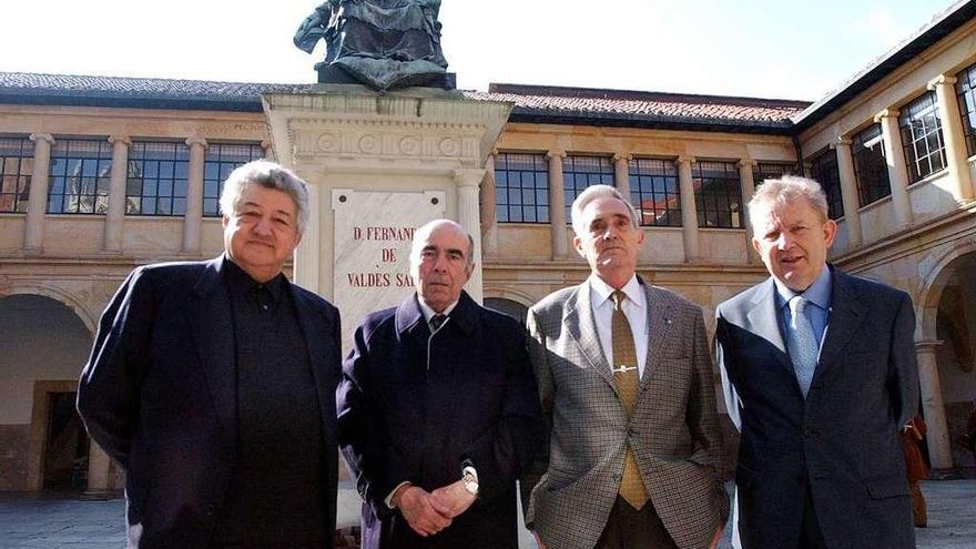 Carlos Prieto, segundo por la izquierda, junto a Luis González Morán, Joaquín Arce y Mariano Abad, en 2005.