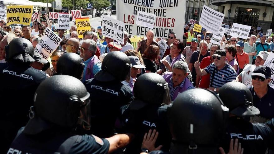 Forcejeo entre manifestantes y antidisturbios.