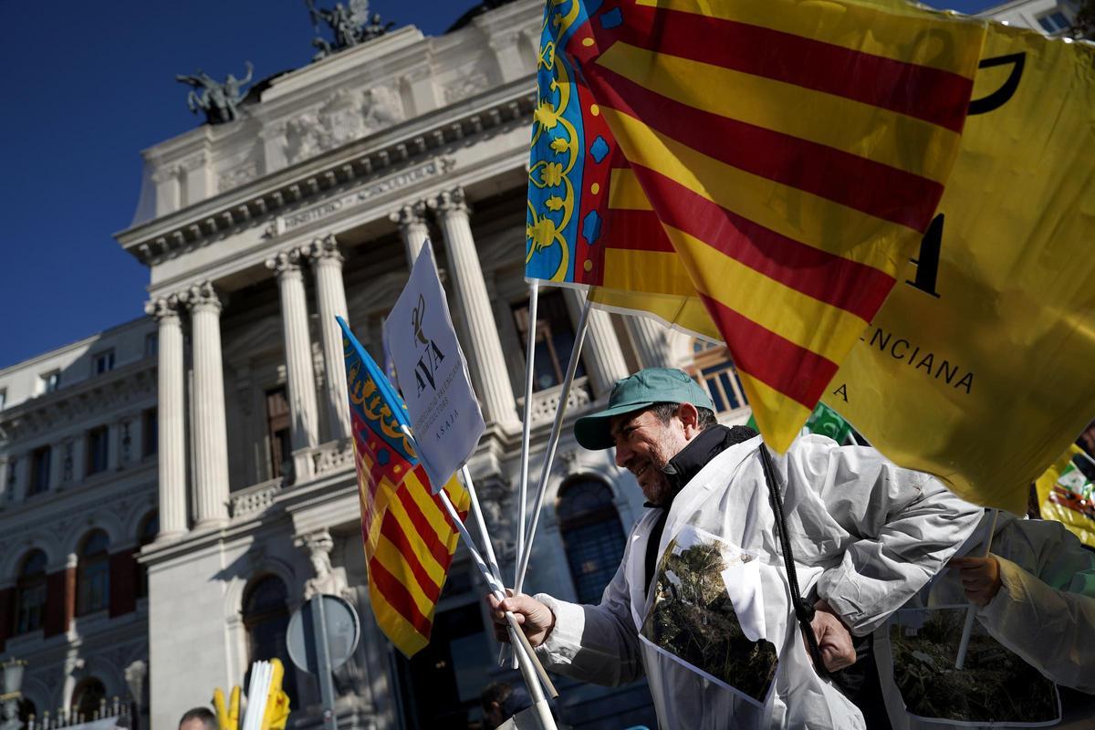Protesta de agricultores y ganaderos ante el Ministerio de Agricultura, en Atocha, contra el acuerdo de libre comercio de Europa y Mercosur.