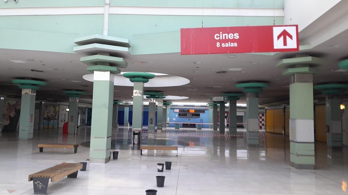 Los cines cerrados del centro comercial de El Entrego.