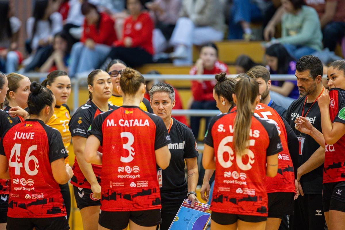 Cabeza se dirige a sus jugadores en el último partido.
