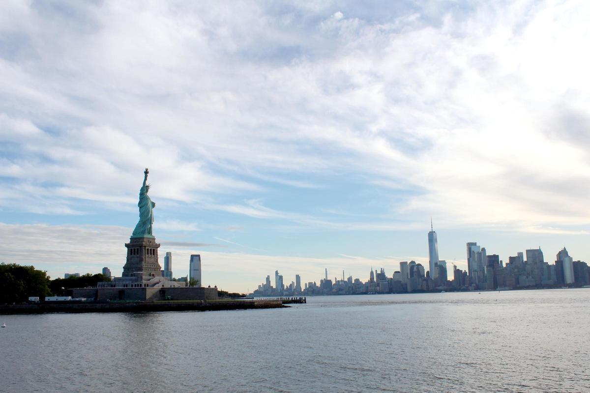 La Estatua de la Libertad y el horizonte de Manhattan.