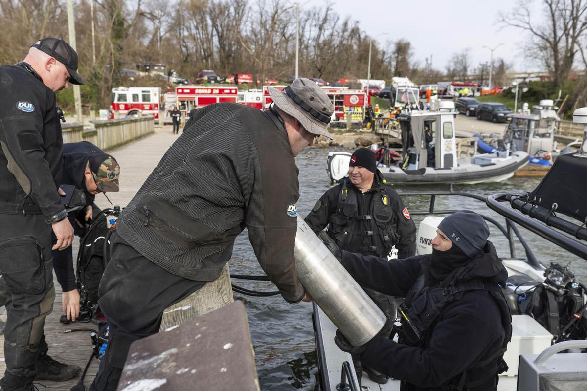 Un barco carguero  impacta contra el puente Francis Scott Key en Baltimore