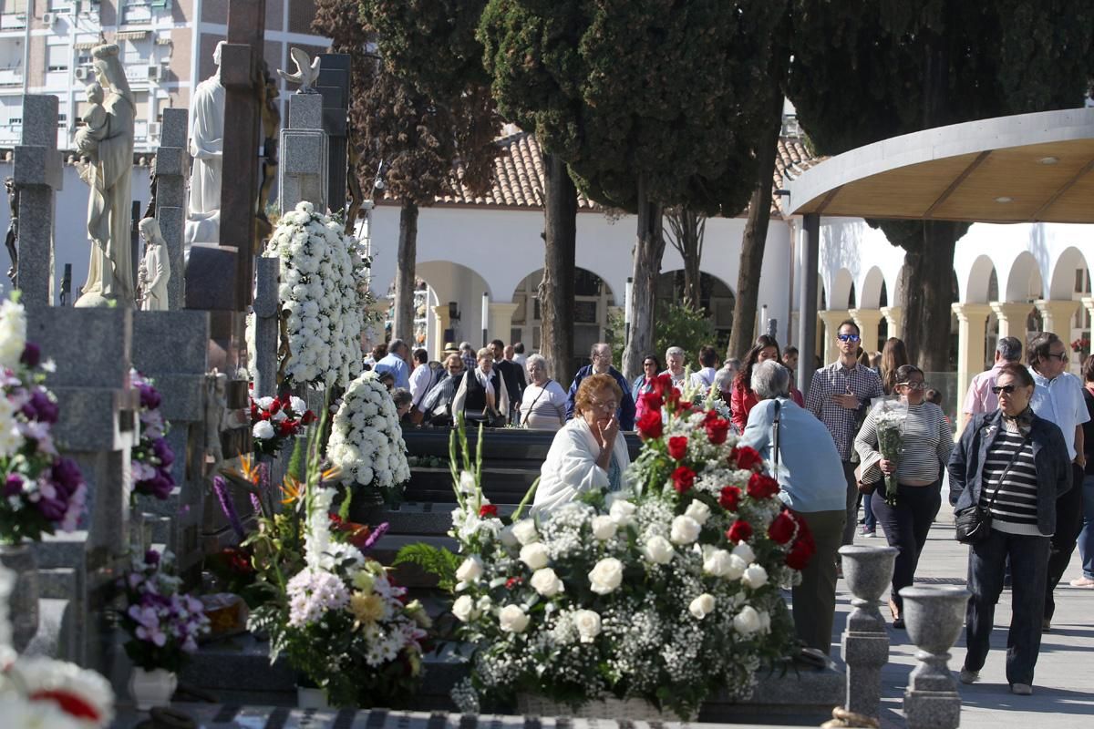 Cientos de cordobeses visitan los cementerios