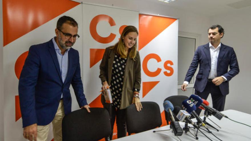 Mariano Cejas, Melisa Rodríguez y Saúl Ramírez, ayer en la sede de Ciudadanos en la capital grancanaria.