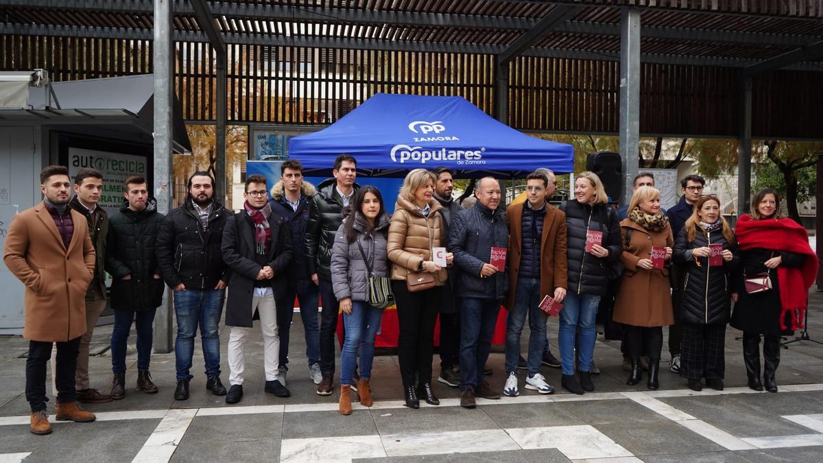 Miembros del Partido Popular de Zamora reparten ejemplares de la Constitución.