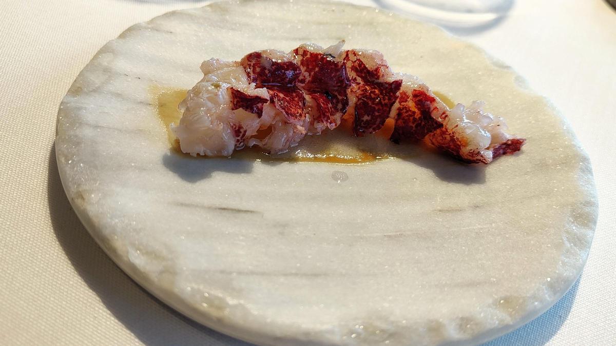 El cuerpo del bogavante, condimentado con un 'shoyu' de 'faba' de Lourenzá de O'Pazo.