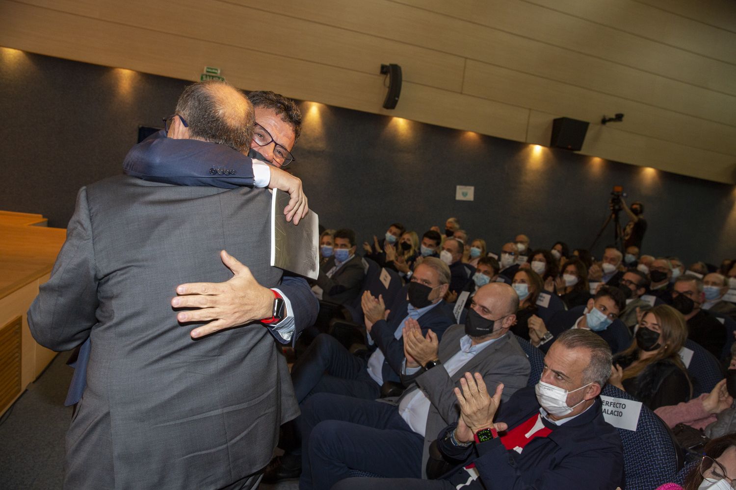 Toni Cabot presenta en el Club INFORMACIÓN el libro en el que plasma los perfiles de 40 personalidades de Alicante