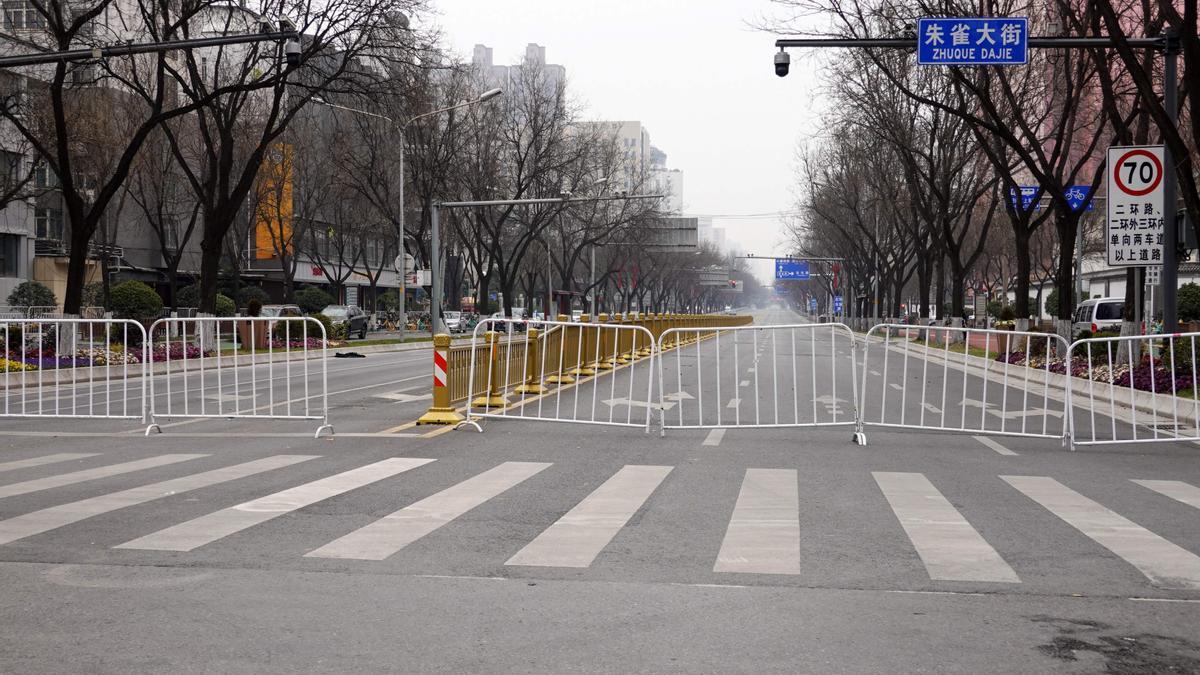 Calle cortada en Xian por el confinamiento decretado en la ciudad tras el brote de covid-19, el pasado 31 de diciembre.