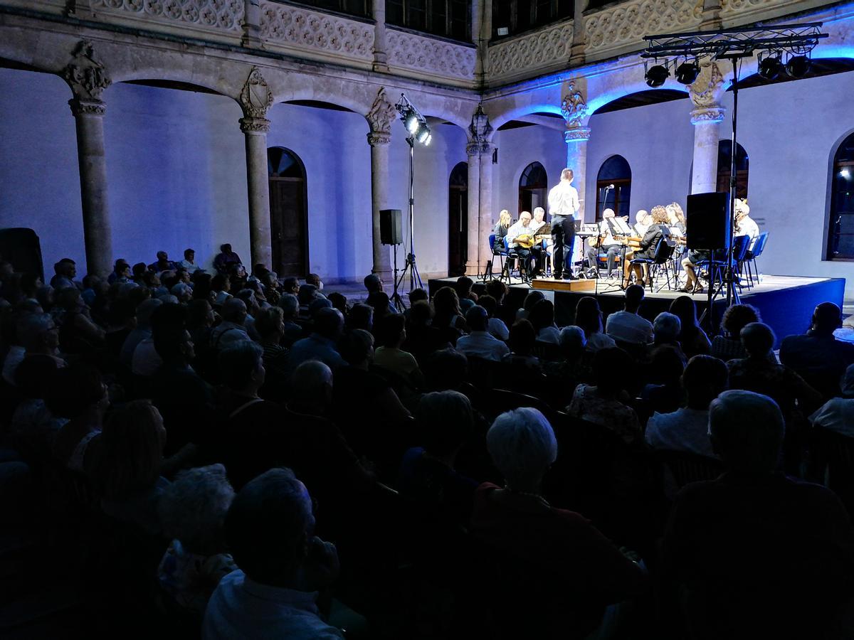 El público disfruta con la interpretación de una de las obras del concierto