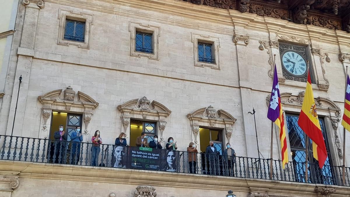 El balcón de Cort se engalanó con el tradicional cartel en el día mundial contra el cáncer