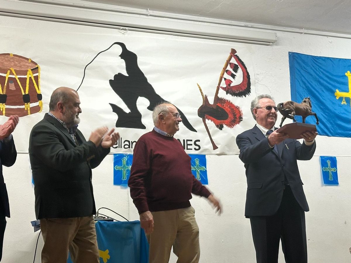 Armando Montes, con el galardón del homenaje del pasado sábado en Panes.