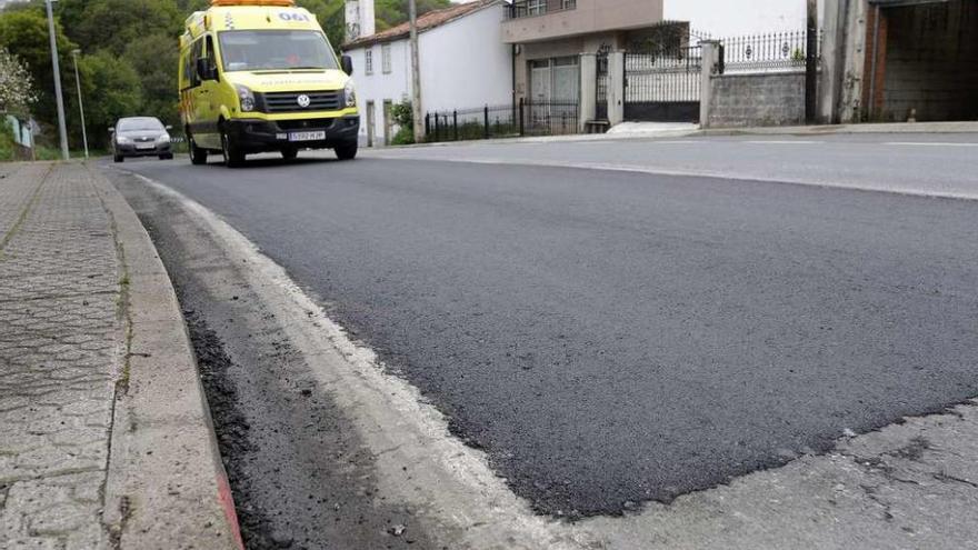 Las farolas son una barrera en la PO-533 a su entrada en el casco urbano de Lalín. // Bernabé/Javier Lalín