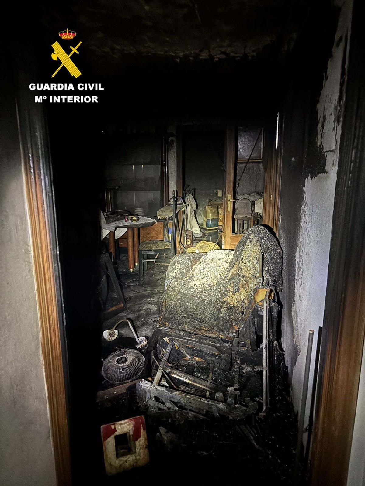 El interior de la casa, destruido por el fuego.