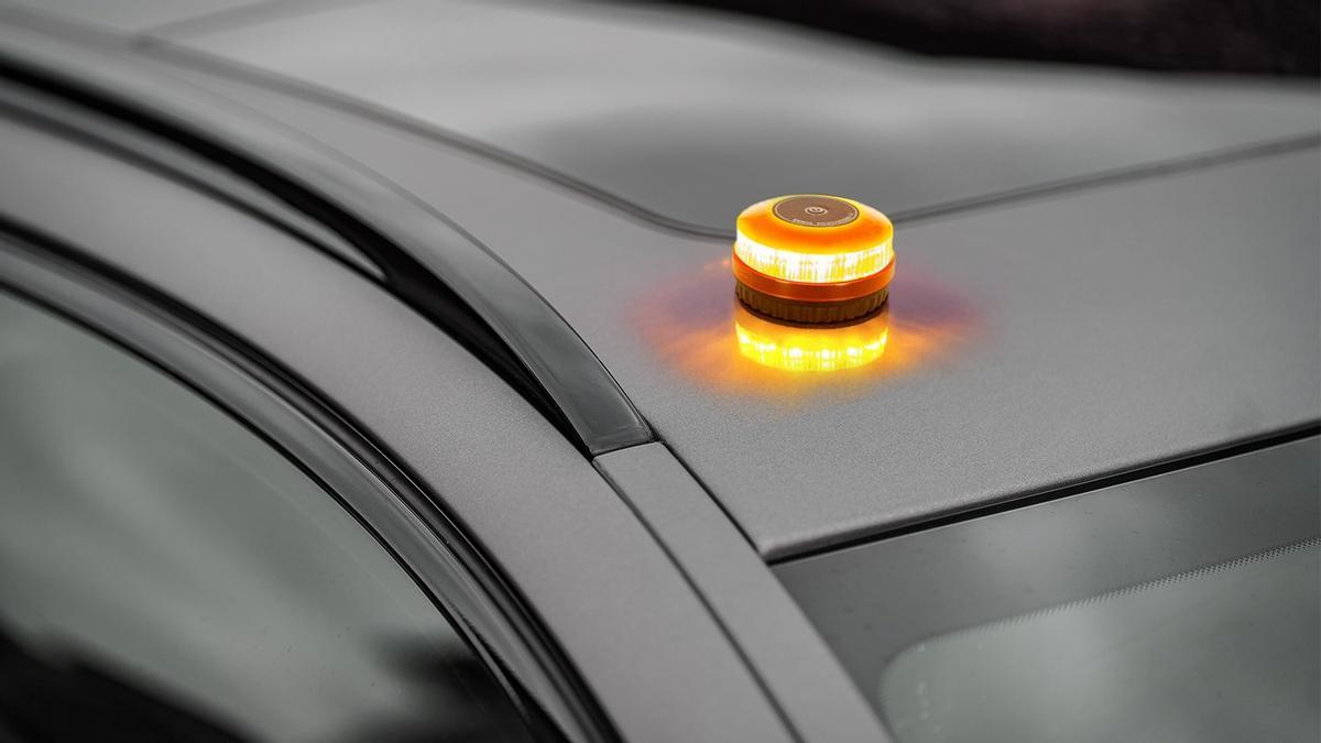 LUZ ACCIDENTE COCHES  ¡Ojo! Estas luces de emergencia para el coche no  serán válidas en 2026